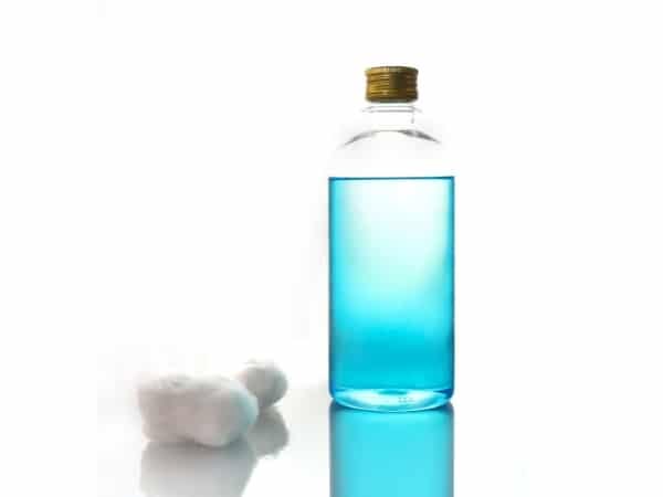 bottiglia di alcol isopropilico come rimedio contro cimici da letto